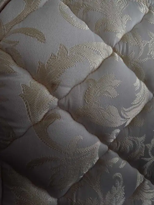matelat queen et sommier in Beds & Mattresses in Sherbrooke - Image 4