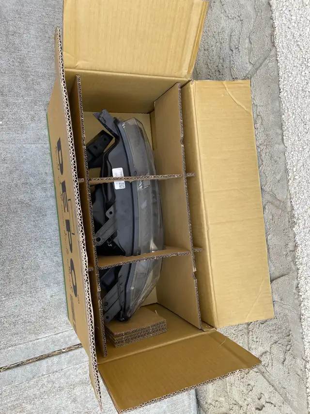 Ford XLT Lariat 2021 Passenger Headlight in Other in Edmonton - Image 4