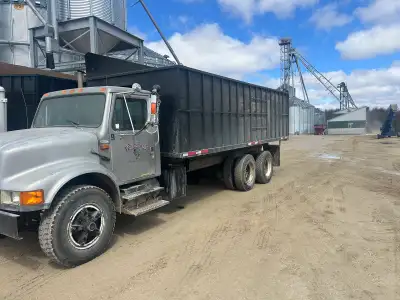 1990 International 466 diesel truck with 10 speed transmission. 24’ box with 5’ sides.