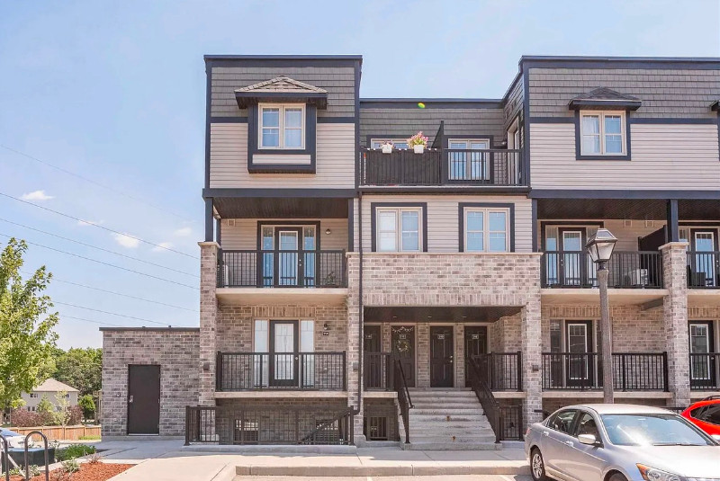 Beautiful 2 Bed 1.5 bath stacked townhouse/ Condo for rent. Long Term