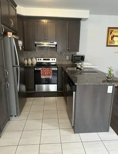 1 spacious Private room available on upstairs. Main intersection kennedy nd sandalwood.Close to all...