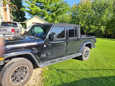 Soft top complete with all the parts and instructions, sold jeep don't need, like new