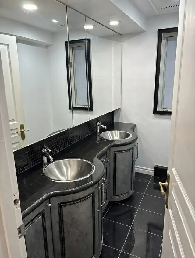 Grand 4 ½ de plus de 1 000 pi²   1 minutes du Métro Crémazie