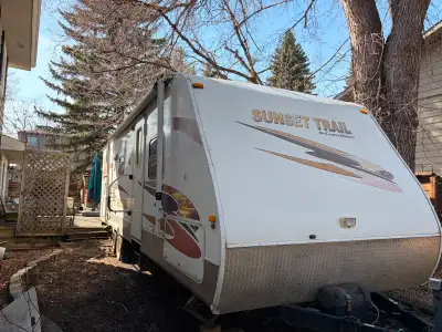 This 2009 Crossroads Sunset trail is a spacious towable 2-Axles travel trailer with a bunkhouse desi...
