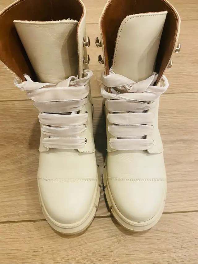Can Can Alohas White / Cream Leather Boots size 6.5 / 7 in Women's - Shoes in Oakville / Halton Region - Image 6