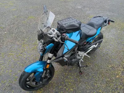Upgrades include windscreen, bar risers, tank bag, Russell Day-long seat.