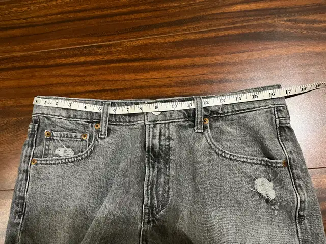 Gap women’s size 28 (6) denim shorts, grey distressed in Women's - Bottoms in Oshawa / Durham Region - Image 7