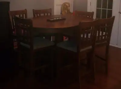 Table de Cuisine avec 6 chaises Il a des marques et des égratignures d'usure avec le temps. Il est p...