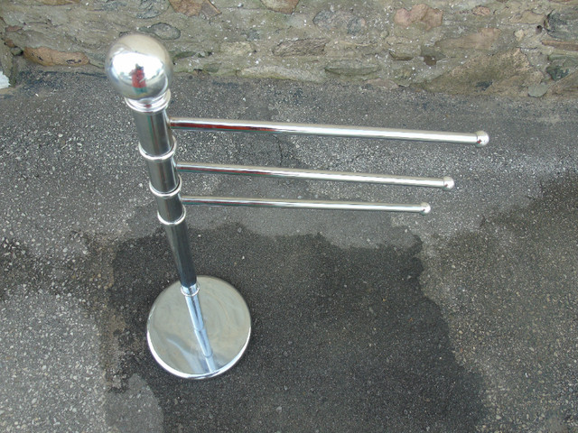 free standing stainless still towel stand and tissue holder in Bathwares in Cambridge - Image 3