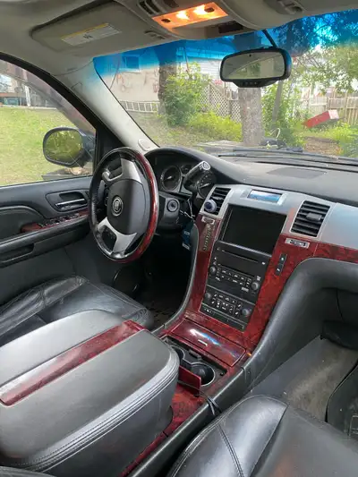 2009 Escalade for sale needs tire and battery