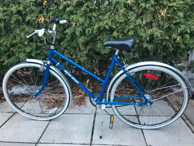 Vélo de ville(city bike) Moto Sport pour femme, cadre 18", 5-vitesses avec garde-boue, propre, pas d...