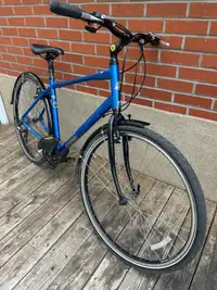Vélo hybride comme neuf Marin Lakspur CS2 bleu et noir
