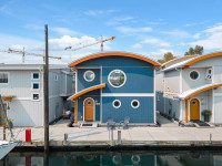 LOWER LONSDALE FLOATING HOME (NORTH VANCOUVER)