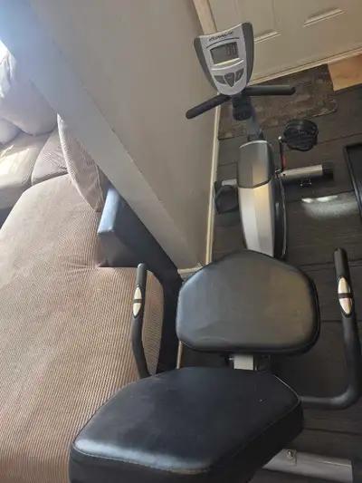 Get in a great workout with this Exerpeutic recumbent exercise bike, which is in good, pre-owned con...
