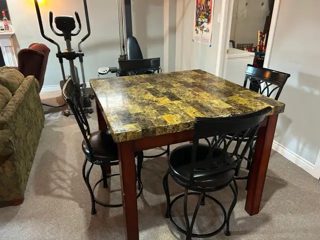 High Top 4 Seater Kitchen Table Set in Dining Tables & Sets in Markham / York Region - Image 2