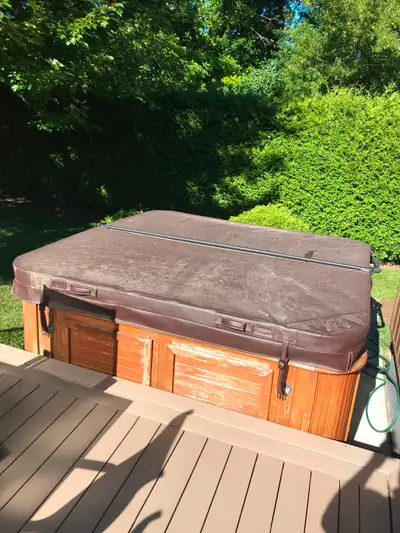 92” by 92” square brown hot tub cover for sale. Includes the easy lift. It’s in good shape.
