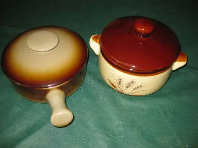 PLUSIEURS ARTICLES POUR LA CUISINE - COCOTTES - SOUPIÈRE ET BOLS - ASSIETTES DE FROMAGE EN CERAMIQUE...