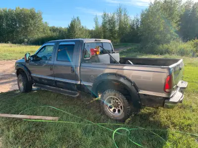 2004 FORD F-350 456000kms Studded. Head gasket & turbo have been replaced. 5” straight pipe exhaust...