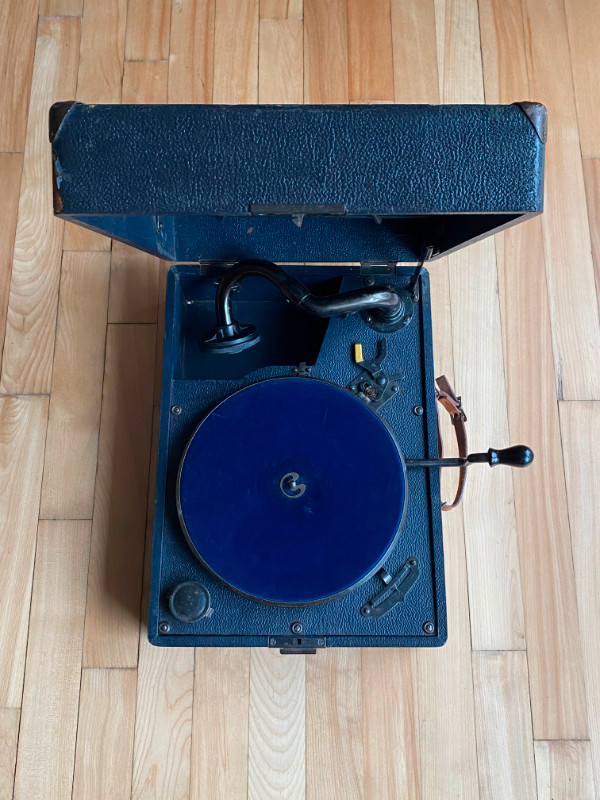 Gramophone portatif, très bon état dans Art et objets de collection  à Saint-Jean-sur-Richelieu