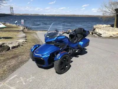 ⁃ Canam Spyder F3 limited 2019 ⁃ 23,700 km ⁃ En excellente condition ⁃ Toujours entretenue chez le c...