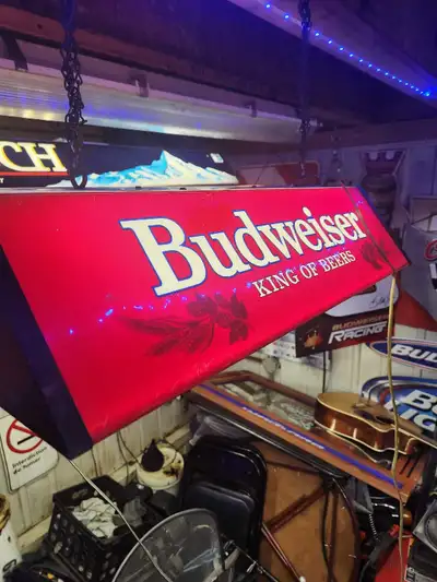 Illuminez votre bar ou votre caverne d'hommes avec cette enseigne lumineuse Budweiser King of Beers...