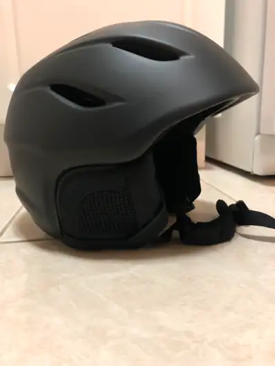 Matte black ski helmet with thermostat-controlled adjustable venting. Gently used only a few times a...