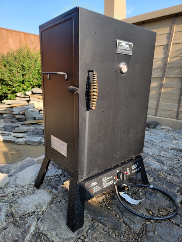 MASTERBUILT Sportsman Elite 30" Propane Smoker BBQs & Outdoor Cooking