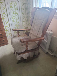 Chaise berçante en bois vintage