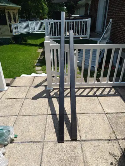 J'ai 6-poteaux noirs d'acier à vendre pour clôtures - 4 - longueurs 8'2" 2 - longueurs 4' Largeur 3"...