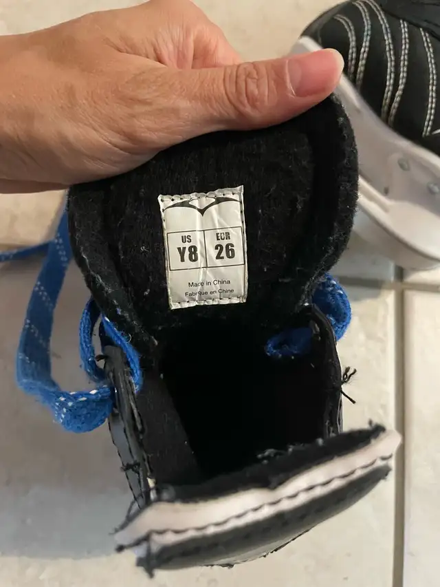 junior size youth 8 hockey skate in Skates & Blades in Ottawa - Image 3