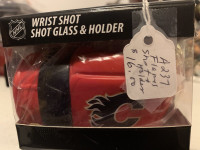 Calgary Flames NHL SHOOTER GLOVE COMBO Booth 278