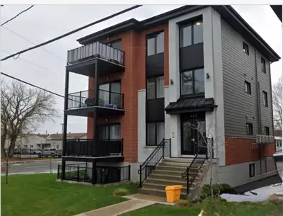 Magnifique appartement style condo haut de gamme, spacieux et lumineux. située au dernier étage Cons...