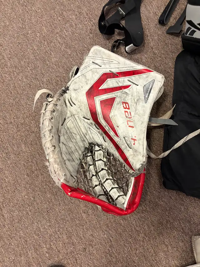 Bauer Goalie Equipment in Hockey in Markham / York Region - Image 3