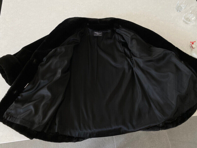 Manteau d'hiver noir en fausse fourrure dans Femmes - Hauts et vêtements d'extérieur  à Ouest de l’Île - Image 2