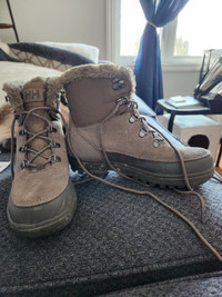 Helley Hansen winter hiking boots. Ladies size 9 dark grey.