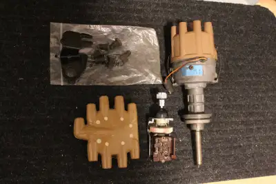 CHRYSLER ENGINE PARTS, CONSISTING OF ONE 383 DISTRIBUTOR WITH ABSOLUTELY NO WEAR. IT COMES WITH BRAN...