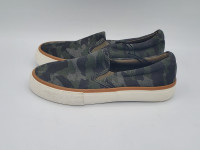 Boys Laceless Shoes army model size 12 brand new/souliers garçon