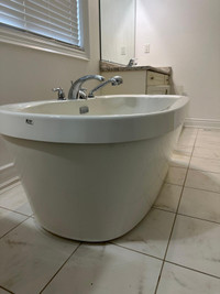Freestanding soaker tub