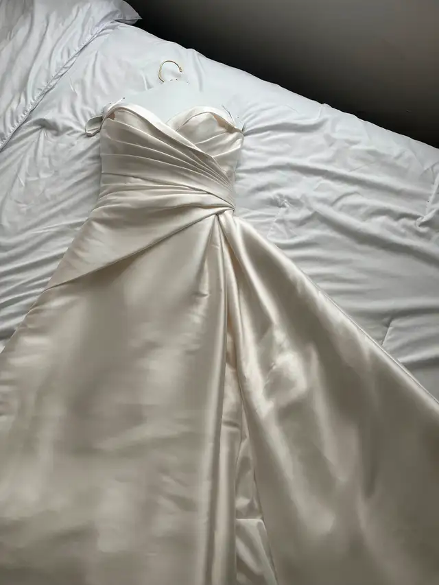 Robe de mariée en satin ivoire-Ivory Satin Wedding dress- Size12 in Wedding in Gatineau - Image 9