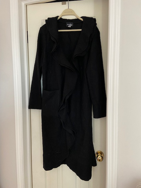 Black Belissima 100% wool sweater size XL in Women's - Tops & Outerwear in Calgary