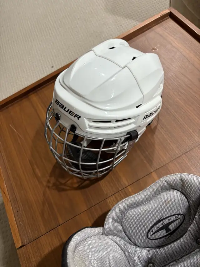 kids hockey gear  in Hockey in Guelph - Image 3