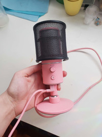 Pink Razer Siren X + pop-filter