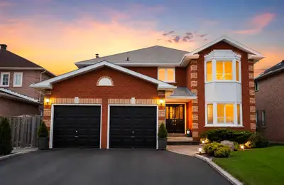 This spacious and well-maintained detached house in Mississauga offers a beautiful open-concept layo...