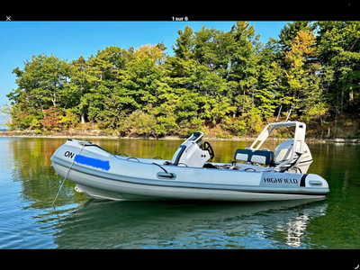 Zodiac en parfaite condition avec GPS Garmin, touch screen avec cartes enregistrées. Radio fusion bl...
