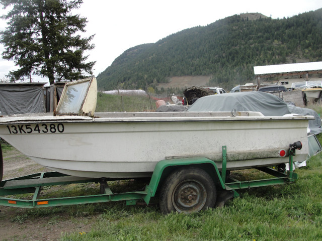 13 ft pontoon boat with trailor in Powerboats & Motorboats in Vernon - Image 2