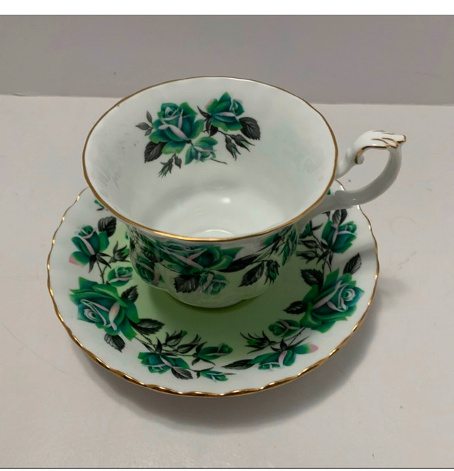 VINTAGE ROYAL ALBERT tea cup  and saucer Lakeside Series Grasmer in Kitchen & Dining Wares in St. Catharines - Image 2