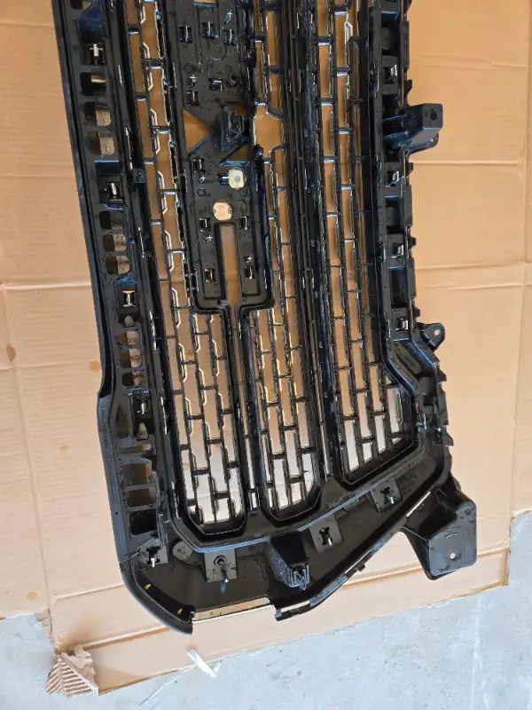 GMC Sierra OEM grille in Auto Body Parts in London - Image 10