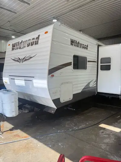 2011 FOREST RIVER WILDWOOD T26YBUD TRAVEL TRAILER. Slide, new awning, sleeps 8, front queen bed, rea...