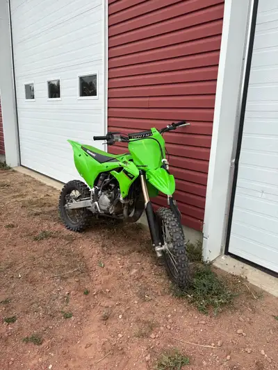 Un peu négociable Pneus neuf à l’arrière Environ 15-20 heures Toujour entreposer dans un garage chau...