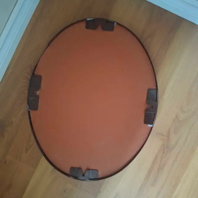Vintage oval Mirror ** minor flaw** in Home Décor & Accents in Edmonton - Image 4